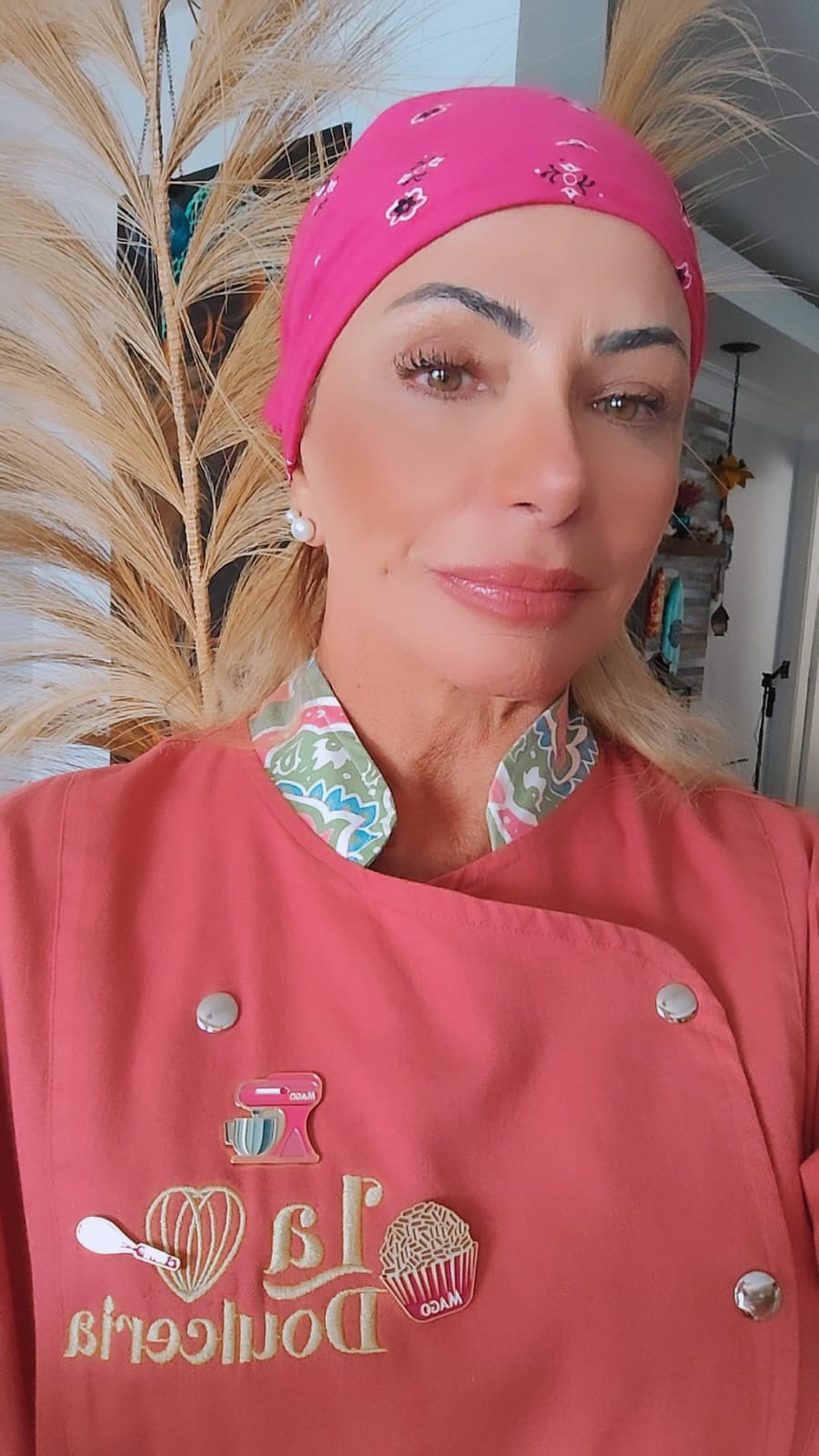 Proprietária da La Doulceria em seu uniforme de confeiteira